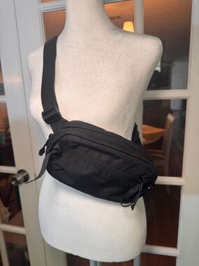 NWOT TomToc 1.5L SlingBag